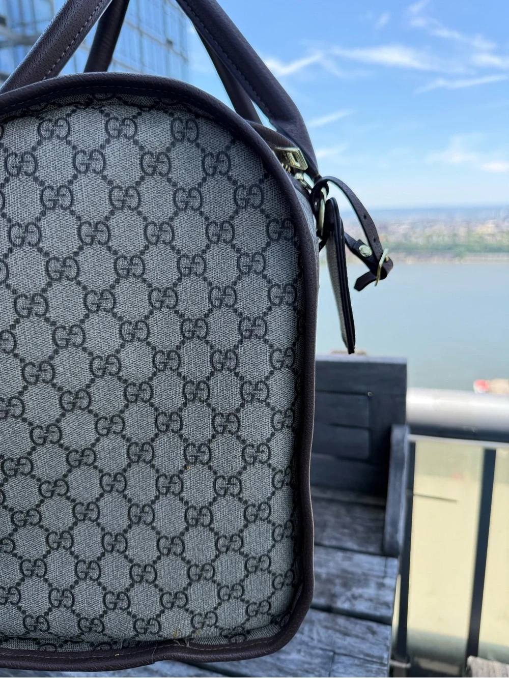 Absolutely beautiful pet carrier+Luggage tag.AMAZING QUALITY!So many compliments